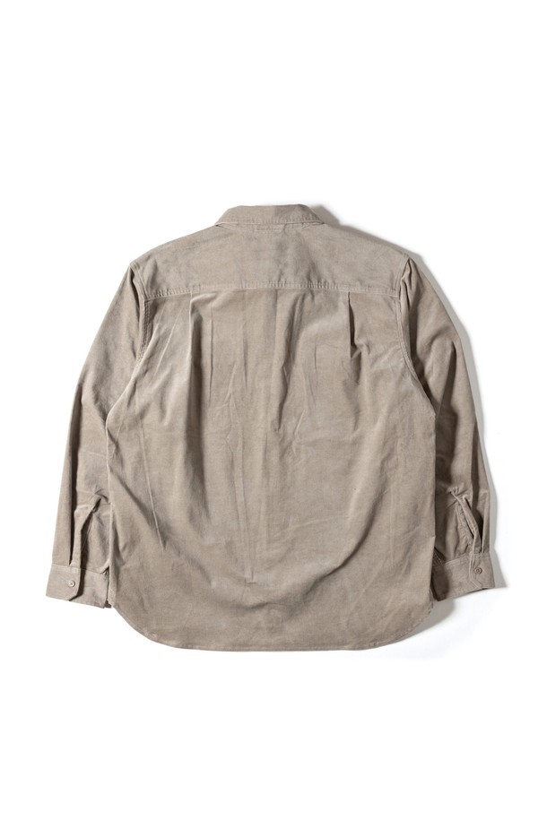 GSMSH-072 코듀로이 스트레치 필드 셔츠 베이지는 가을, 겨울 시즌 남성들을 위한 필드 셔츠입니다. 부드러운 촉감의 두꺼운 코듀로이 소재로 제작되어 보온성과 신축성을 제공하며, 일상과 워크웨어 스타일 모두 소화 가능합니다. 차이나칼라와 레귤러핏 디자인, 그리고 넉넉한 수납을 위한 대용량 패치 포켓 디테일이 특징입니다. 캐주얼, 워크웨어, 클래식 스타일을 아우르며 출근룩, 캠핑룩 등 다양한 TPO에 활용하기 좋습니다. 베이지 컬러의 무지 디자인으로 어떤 스타일에도 쉽게 매치할 수 있습니다.
