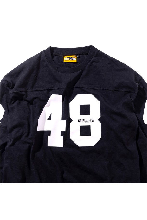 [GSMCT-073] 풋볼 티셔츠 블랙은 스포티함과 캐주얼함을 동시에 담아낸, 남녀 공용 풋볼 티셔츠입니다. 8온스 오픈엔드 텐지르 소재로 제작되어 부드러운 촉감을 선사하며, 레귤러핏으로 편안한 착용감을 제공합니다. 봄, 여름, 가을 시즌에 활용하기 좋으며, 피트니스룩 또는 캠핑룩 등 다양한 TPO에 매치하기 좋습니다. 앞뒤 소매 넘버링 프린트 디테일이 돋보이는 디자인으로, 캐주얼, 미니멀 스타일을 즐겨 입는 분들께 추천합니다. 라운드넥과 긴소매 기장으로, 데일리룩으로도 활용하기 좋습니다.
