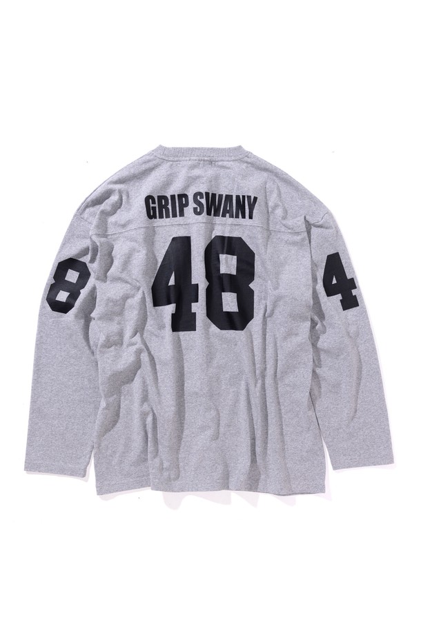 [GSMCT-073] 풋볼 티셔츠 헤더 그레이는 8온스 오픈엔드 텐지르 면 소재로 제작되어 부드러운 촉감을 자랑하는 긴 소매 티셔츠입니다. 레귤러핏으로 편안하게 착용 가능하며, 라운드 넥 디자인으로 깔끔한 인상을 줍니다. 헤더 그레이 컬러에 앞뒤 소매 넘버링 프린팅으로 스포티하고 캐주얼한 스타일을 연출합니다. 일상, 산책, 캠핑 등 다양한 TPO에 활용 가능한 실용적인 아이템입니다. 봄, 여름, 가을 시즌에 활용하기 좋은 두께감의 레귤러 기장 티셔츠입니다.
