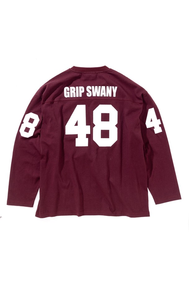 **[GSMCT-073] 풋볼 티셔츠 버건디**는 스포티한 스타일과 캐주얼한 분위기를 동시에 연출하는 긴소매 티셔츠입니다. 8온스 오픈엔드 텐지르 면 소재로 제작되어 부드러운 촉감을 선사하며, 두꺼운 두께감으로 따뜻하게 착용할 수 있습니다. 라운드넥 디자인에 앞뒤 소매 넘버링 프린팅으로 포인트를 더했으며, 버건디 컬러가 매력적인 제품입니다. 스포츠 활동은 물론, 일상에서도 편안하게 즐길 수 있는 아이템입니다.
