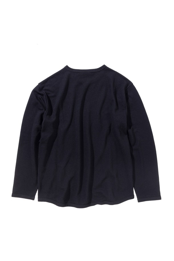 [GSMCT-074] 써멀 긴소매 티셔츠 블랙은 사계절 활용 가능한 남녀 공용 티셔츠입니다. 부드러운 촉감의 리사이클 폴리에스터 소재로 제작되었으며, 와플 패턴과 레귤러핏 디자인이 특징입니다. 얇은 두께감으로 편안한 착용감을 제공하며, UV 차단, 항균, 흡습, 속건 기능으로 쾌적함을 유지합니다. 베이직 스타일로 미니멀, 캐주얼, 클래식 등 다양한 스타일 연출이 가능하며, 라운드넥과 원포인트 디자인으로 심플함을 더했습니다. 바인더 넥 처리가 되어 있어 늘어짐을 방지합니다.
