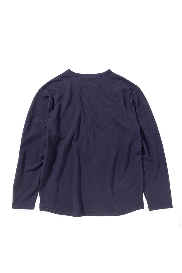 [GSMCT-074] 써멀 긴소매 티셔츠 네이비는 남성용으로, 가을과 겨울에 착용하기 좋은 두꺼운 두께감의 써멀 티셔츠입니다. 베이직하면서도 스포티한 스타일로 출근룩을 포함한 일상복으로 활용도가 높습니다. 와플 패턴의 네이비 컬러가 특징이며, 레귤러 핏으로 편안하게 착용 가능합니다. 폴리에스터 소재로 제작되어 부드러운 촉감을 제공하며, UV차단, 향균, 흡습, 속건 기능까지 갖춰 기능성까지 더했습니다. 넥 바인더 처리와 리사이클 소재를 사용하여 내구성과 친환경성을 높였습니다.
