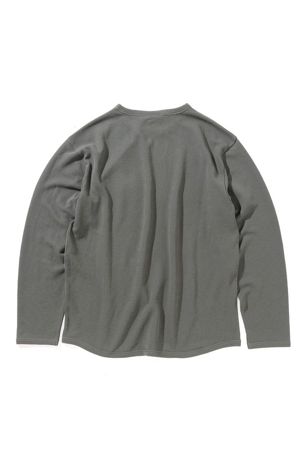 [GSMCT-074] THERMAL L/S 티셔츠 올리브는 베이직한 스타일의 남성용 긴소매 티셔츠입니다. 사계절 착용 가능하며, 출근룩과 비즈니스 캐주얼에 적합합니다. 부드러운 촉감의 폴리에스테르 소재로 제작되었으며, 와플 패턴과 레귤러핏 디자인이 특징입니다. UV 차단, 향균, 흡습, 속건 기능을 갖춰 기능성까지 갖췄으며, 바인더 넥 처리와 리사이클 폴리에스터 소재를 사용하여 편안함과 환경 보호를 동시에 고려했습니다. 미니멀, 캐주얼, 클래식 스타일을 즐겨 입는 분들께 추천합니다.
