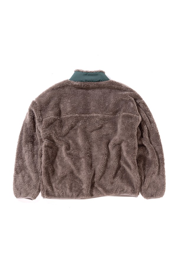 [GSWCT-080] HIGHNECK CORAL FLEECE PULLOVER MOCHA는 부드러운 플리스 소재와 나일론 소재를 혼방하여 제작된 여성용 풀오버입니다. 가을, 겨울 시즌에 어울리는 두꺼운 두께감으로 따뜻하게 착용할 수 있으며, 루즈핏 디자인으로 편안한 착용감을 선사합니다. 하이넥 디자인과 가슴 포켓 디테일이 돋보이며, 모카 컬러와 그린 컬러 두 가지로 출시되었습니다. 캐주얼하고 미니멀한 스타일을 연출하기에 좋은 아이템입니다.
