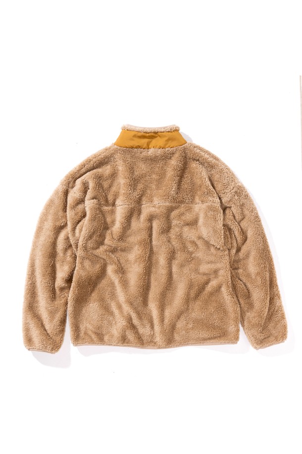 [GSWCT-080] 하이넥 코랄 플리스 풀오버 베이지는 여성용 플리스 자켓입니다. 베이지 및 머스타드 컬러로 출시되었으며, 가을과 겨울에 따뜻하게 착용할 수 있습니다. 루즈핏의 두꺼운 플리스 소재에 하이넥 디자인과 가슴 포켓, 배색 디테일로 캐주얼, 스포티한 스타일을 연출합니다. 산책룩, 캠핑룩 등 다양한 TPO에 활용 가능하며, 미니멀한 스타일을 선호하는 분들께 추천합니다. 부드러운 촉감과 긴 소매 기장으로 편안함을 더했습니다.
