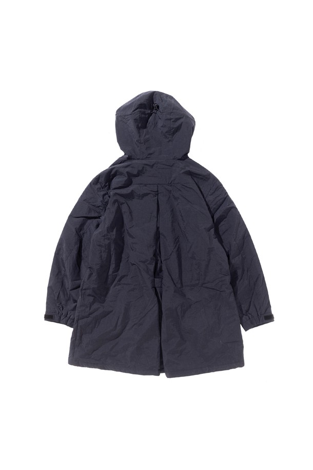 [GSWJ-081] 브러쉬드 메쉬 안감 코트 블랙은 우아한 스타일을 추구하는 여성들을 위한 미디엄 기장의 후드 코트입니다. 블랙 컬러의 무지 디자인으로, 출근룩과 여행룩 등 다양한 TPO에 활용 가능합니다. A라인 핏에 뒷면 플리츠 디테일을 더해 여성스러운 실루엣을 연출하며, 발수 기능을 갖춰 야외 활동에도 적합합니다. 두꺼운 두께감의 나일론 소재와 부드러운 촉감, 기모 메쉬 안감으로 가을, 겨울철 따뜻하고 편안하게 착용할 수 있습니다. 클래식, 미니멀, 캐주얼 스타일 모두 소화 가능한 활용도 높은 아이템입니다.
