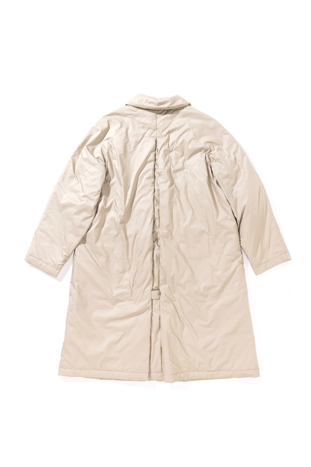 [GSWJ-082] 수티앵칼라 푸퍼 코트 베이지는 여성용 패딩 코트로, 겨울철 일상과 출근룩에 적합한 미니멀하고 클래식한 스타일을 연출합니다. 롱 기장의 A라인 핏으로, 무지 디자인에 버튼 여밈 방식을 갖추고 있습니다. 겉감은 나일론 소재이며, 두꺼운 두께감과 긴 소매 기장으로 보온성을 높였습니다. 

**추가 정보:**

*   **안감**: 패딩
*   **기타 특징**: 플리츠 디테일 및 충전재 포함
