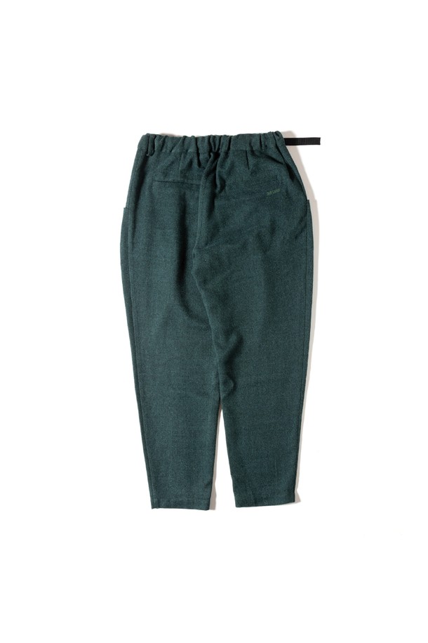 [GSWP-084] 울 라이크 테이퍼드 팬츠 다크 그린은 가을, 겨울 시즌을 위한 여성용 테이퍼드 팬츠입니다. 부드러운 촉감의 울 소재로 제작되어 편안한 착용감을 선사하며, 톤 다운된 다크 그린 컬러가 클래식한 무드를 연출합니다. 루즈핏에 투턱과 플리츠, 멜란지 디테일이 더해져 세련된 실루엣을 완성하며, 밴딩 허리 디자인으로 활동성을 높였습니다. 오피스룩, 출근룩, 모임룩 등 다양한 TPO에 활용할 수 있는 미니멀하고 클래식한 스타일의 긴 바지입니다.
