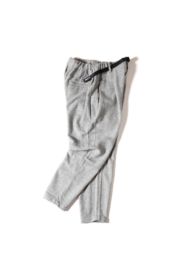 [GSWP-084] 울 라이크 테이퍼드 팬츠 그레이는 부드러운 촉감의 울 소재로 제작되어 가을, 겨울 시즌에 착용하기 좋은 여성 테이퍼드 팬츠입니다. 멜란지 느낌의 은은한 그레이 컬러와 무지 패턴이 어우러져 클래식하고 베이직한 분위기를 연출합니다. 허리 밴딩과 투턱 디테일, 플리츠 디자인으로 편안한 착용감과 세련된 실루엣을 동시에 선사합니다. 출근룩, 오피스룩, 비즈니스 캐주얼 등 다양한 TPO에 활용 가능한 레귤러핏 긴바지입니다. 미니멀하고 시크한 스타일을 선호하는 분들께 추천합니다.
