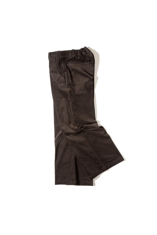 GSWP-085 코듀로이 스트레치 와이드 팬츠 다크 브라운은 여성용 바지로, 가을과 겨울에 따뜻하게 입을 수 있습니다. 부드러운 촉감의 코듀로이 소재에 스트레치 기능이 더해져 편안한 착용감을 제공하며, 와이드핏과 긴 기장으로 다리가 길어 보이는 효과를 줍니다. 캐주얼, 베이직 스타일을 연출하기 좋으며, 출근룩이나 모임룩으로 활용하기 좋습니다. 밴딩 처리로 편안함을 더했으며, 두꺼운 두께감으로 따뜻함을 유지해 줍니다.
