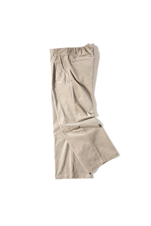 [GSWP-085] 코듀로이 스트레치 와이드 팬츠 베이지는 부드러운 코듀로이 소재로 제작되어 가을과 겨울에 따뜻하게 착용할 수 있습니다. 넉넉한 와이드 핏과 허리 밴딩으로 편안한 착용감을 제공하며, 스트레치 기능이 더해져 활동성을 높였습니다. 베이직하고 캐주얼한 디자인으로 산책룩, 집콕룩 등 다양한 TPO에 활용 가능하며, 미니멀, 클래식 스타일을 즐기는 분들께 추천합니다. 색상은 은은한 베이지 컬러로 어떤 상의와도 매치하기 용이합니다.
