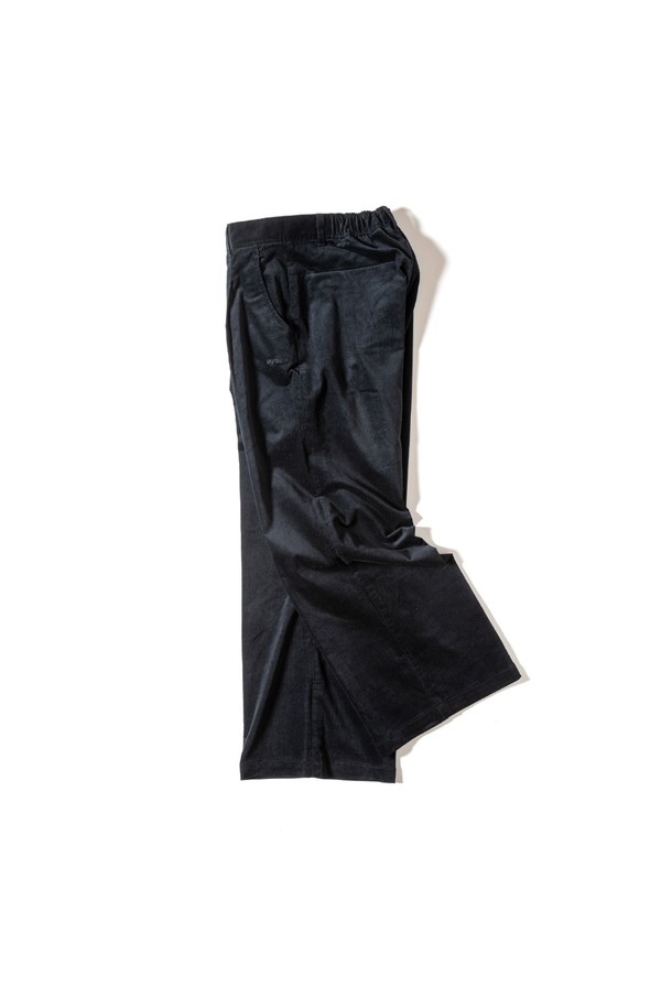 [GSWP-085] 코듀로이 스트레치 와이드 팬츠 블랙은 가을, 겨울 시즌에 어울리는 여성용 코듀로이 팬츠입니다. 부드러운 촉감의 두꺼운 코듀로이 소재에 스트레치 기능이 더해져 편안한 착용감을 선사합니다. 루즈핏 와이드 스타일로, 캐주얼, 미니멀, 클래식 스타일을 모두 소화하며, 출근룩으로도 활용 가능합니다. 허리 부분은 고무 밴딩 처리되어 활동성을 높였습니다. 무지 디자인의 블랙 컬러로 다양한 상의와 쉽게 매치할 수 있습니다.
