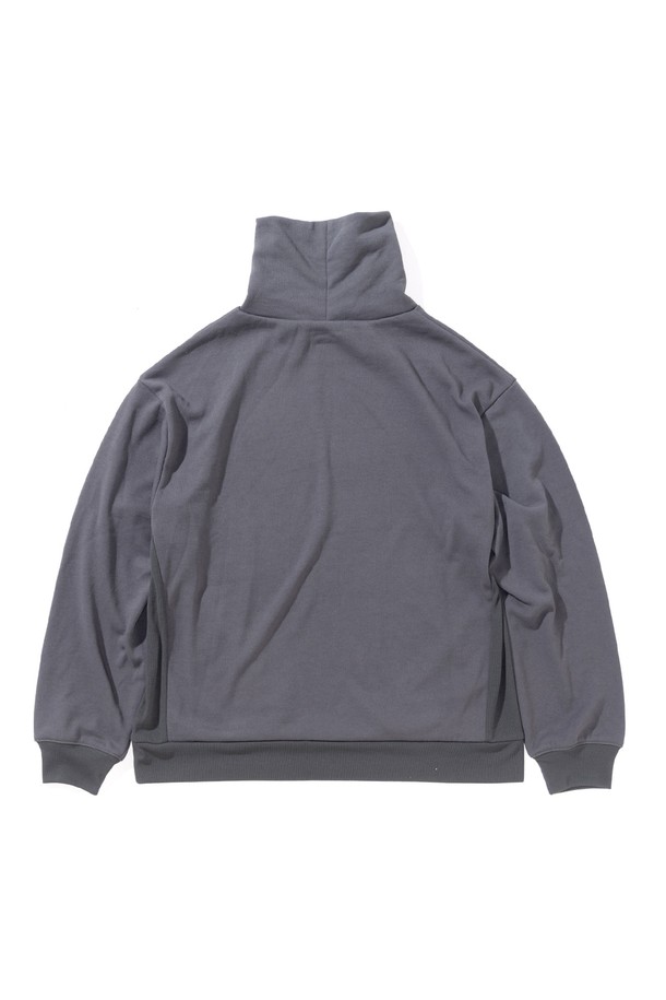 GSWCT-088 하이넥 스웨트 셔츠 차콜 그레이는 여성용으로, 가을과 겨울에 따뜻하게 착용하기 좋습니다. 부드러운 폴리에스터 소재로 제작되었으며, 레귤러 핏과 긴소매, 하이넥 디자인으로 클래식하고 미니멀한 스타일을 연출합니다. UV 차단, 흡습, 속건 기능이 있어 실용적이며, 옆면 리브와 절개 포켓, 안티 파일링 처리로 내구성을 높였습니다. 출근룩으로 활용하기 좋으며, 무지 패턴의 차콜 그레이 컬러로 다양한 스타일링에 활용할 수 있습니다.
