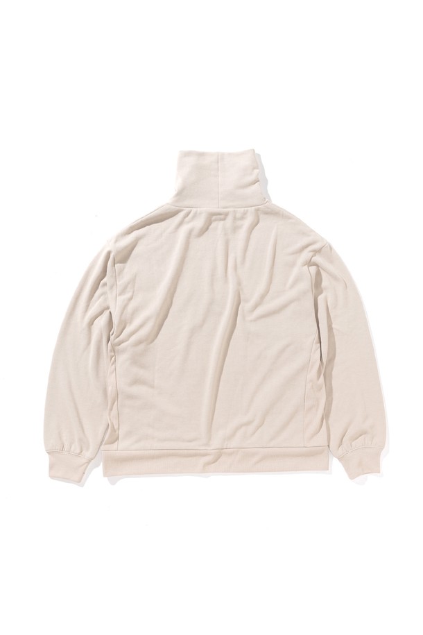 [GSWCT-088] 하이넥 스웨트 베이지는 가을, 겨울 시즌 여성 고객을 위해 디자인된 상의 스웨트셔츠입니다. 부드러운 촉감의 폴리에스테르 소재로 제작되었으며, 레귤러 핏과 레귤러 기장으로 편안한 착용감을 선사합니다. 하이넥 디자인과 긴소매, 무지 패턴이 클래식하고 미니멀한 스타일을 연출하며, 옆면 리브와 포켓 디테일이 실용성을 더합니다. UV 차단, 흡습, 속건 기능과 안티 파일링 처리로 기능성을 높였으며, 출근룩으로 활용하기 좋습니다.
