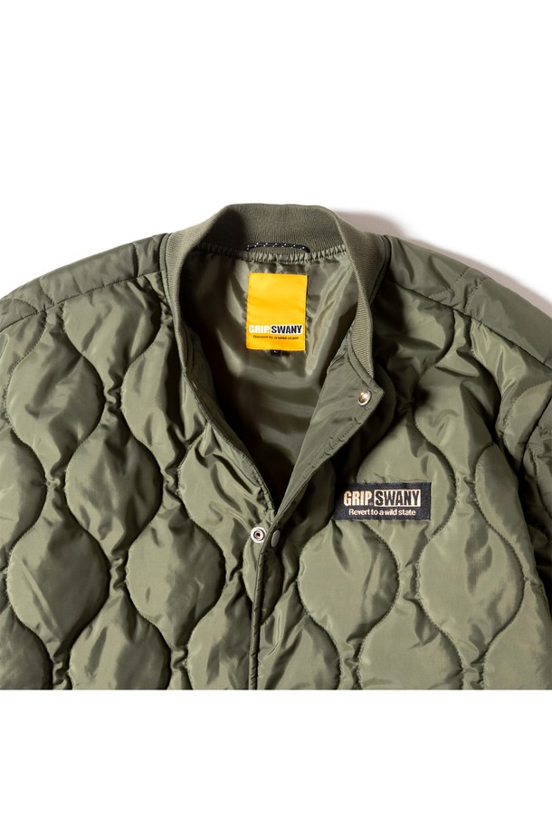 [GSMCT-054] 워터 리펠런트 퀼팅 블루종 올리브는 가을, 겨울 시즌에 적합한 남녀 공용 아우터입니다. 퀼팅 디테일과 밀리터리 스타일이 특징이며, 레귤러 핏으로 편안하게 착용 가능합니다. 방수 및 발수 기능이 있어 일상생활은 물론 출근룩, 여행룩으로도 활용도가 높습니다. 스냅 버튼 여밈 방식과 긴 소매 기장으로 디자인되었으며, 폴리에스테르 소재의 두꺼운 두께감으로 보온성을 더했습니다. 캐주얼, 클래식, 미니멀 스타일을 모두 소화할 수 있는 활용도 높은 블루종입니다.
