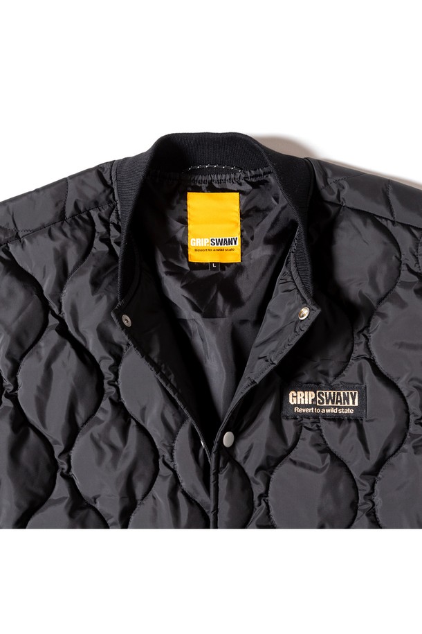 [GSMCT-054] 워터 리펠런트 퀼팅 블루종 블랙은 가을과 겨울, 쌀쌀한 날씨에 적합한 남녀 공용 블루종입니다. 밀리터리, 빈티지 스타일을 결합한 퀼팅 패턴의 레귤러핏 디자인으로, 일상복으로 활용하기 좋습니다. 촘촘한 퀼팅 디테일은 두꺼운 두께감을 제공하며, 발수 기능으로 생활 방수까지 가능합니다. 스냅 버튼 여밈 방식과 긴 소매 기장으로 편안함과 스타일리시함을 동시에 만족시키는 블랙 컬러의 블루종입니다. 캐주얼, 클래식, 미니멀 스타일 모두 소화 가능한 활용도 높은 아우터입니다.
