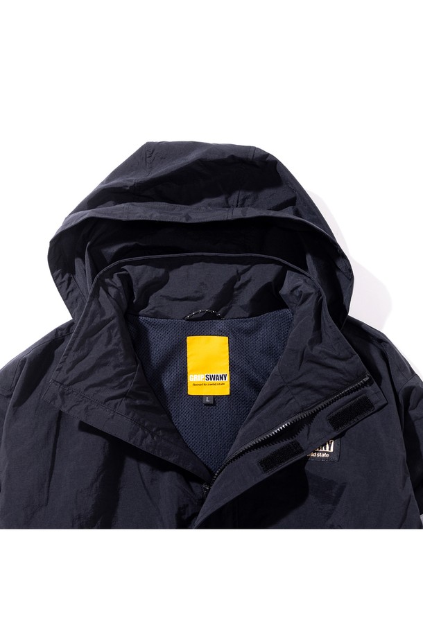 **[GSMJ-055] 리플렉티브 라인 필드 재킷 블랙**은 남성용 필드 재킷으로, 일상 및 아웃도어 활동에 적합합니다. MACLOWLY® 발수 소재와 방수 기능을 갖춰 변덕스러운 날씨에도 쾌적함을 유지하며, 탈부착 가능한 후드와 기모 메쉬 안감으로 보온성을 더했습니다. 밀리터리 및 스포티 스타일을 결합한 디자인으로, 리플렉티브 테이프 디테일이 야간 활동 시 안전성을 높여줍니다. 출근룩, 여행룩, 캠핑룩 등 다양한 TPO에 캐주얼, 미니멀, 스포티 스타일로 연출할 수 있는 활용도 높은 아이템입니다.
