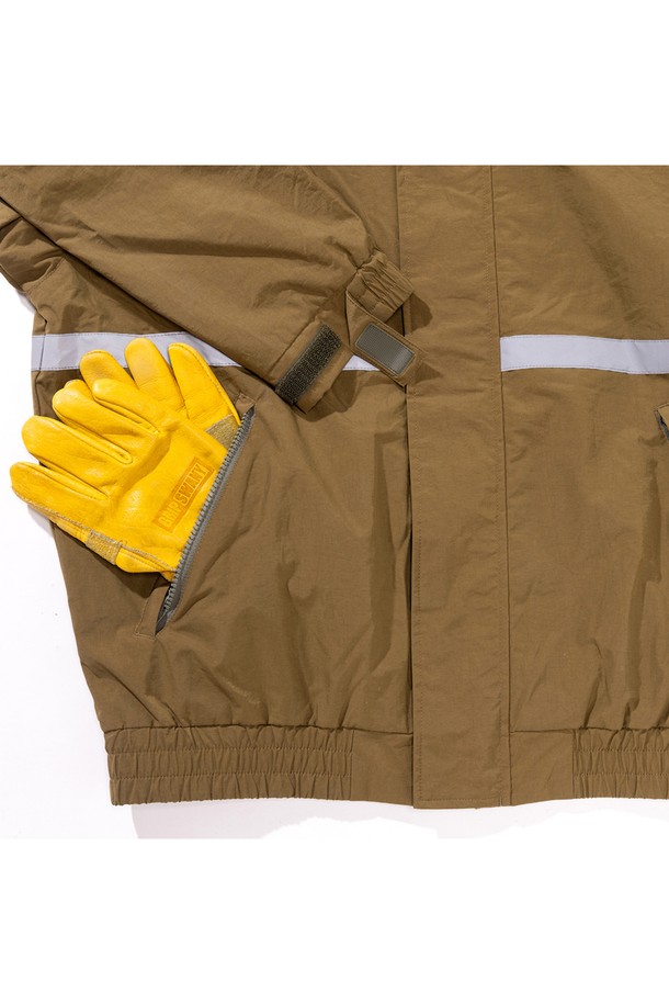 [GSMJ-055] REFLECTIVE LINE FIELD 재킷 카키는 일상, 아웃도어 활동은 물론 여행, 캠핑, 등산 시에도 활용하기 좋은 필드 재킷입니다. 봄, 가을, 겨울 세 계절에 걸쳐 착용 가능하며, 레귤러핏으로 제작되어 편안한 착용감을 선사합니다. 밀리터리 스타일을 기반으로 무지 패턴과 크롭 기장으로 디자인되었으며, 집업 방식으로 간편하게 여밀 수 있습니다. 

주요 소재는 튼튼한 타슬란과 통기성이 좋은 메쉬를 사용하고, 두꺼운 두께감으로 보온성을 높였습니다. 후드와 리플렉티브 테이프 디테일, 발수 기능이 더해져 기능성을 더했으며, 캐주얼, 고프코어, 워크웨어 스타일을 즐겨 입는 분들께 추천합니다.
