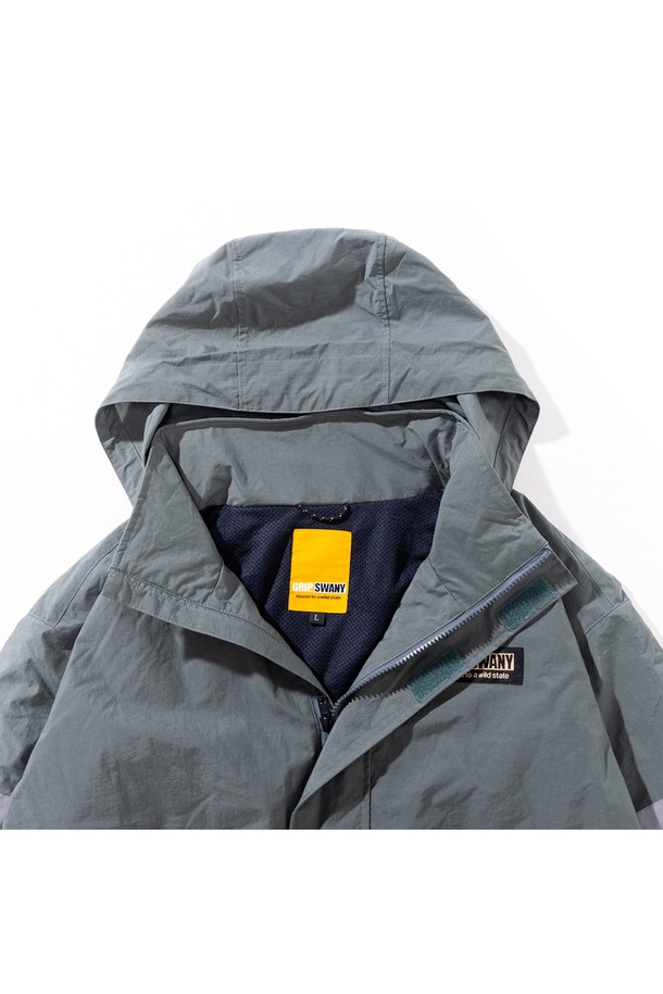 [GSMJ-055] 리플렉티브 라인 필드 재킷 모스 그린은 일상과 아웃도어 활동 모두에 적합한 남녀 공용 아우터입니다. 모스 그린 컬러의 무지 디자인으로 밀리터리 및 스포티 스타일을 연출하며, 봄, 가을, 겨울 세 계절 모두 착용 가능합니다. 레귤러핏의 긴 소매 필드 재킷으로, 후드 탈부착이 가능하며, 리플렉티브 테이프 디테일과 발수 기능, 기모 메쉬 안감을 갖춰 기능성을 높였습니다. 여행, 캠핑, 등산 등 다양한 TPO에 캐주얼, 고프코어, 스포티 스타일로 활용할 수 있는 두꺼운 두께의 재킷입니다.
