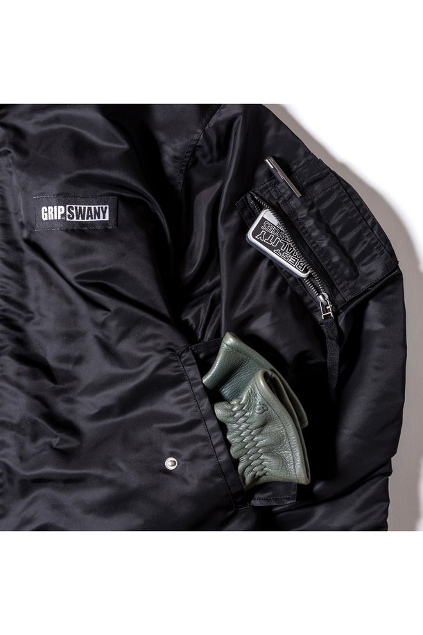 [GSMJ-057] 워터 리펠런트 플라이트 재킷 블랙은 남성용 플라이트 재킷입니다. 가을, 겨울 시즌에 적합하며, 일상 및 출근룩, 모임룩에 활용하기 좋습니다. 밀리터리 스타일의 무지 디자인으로, 레귤러핏에 두꺼운 두께감과 긴소매 기장을 갖췄습니다. 발수 처리 및 허리 리브 디테일이 특징이며, 집업 방식으로 간편하게 착용할 수 있습니다. 
