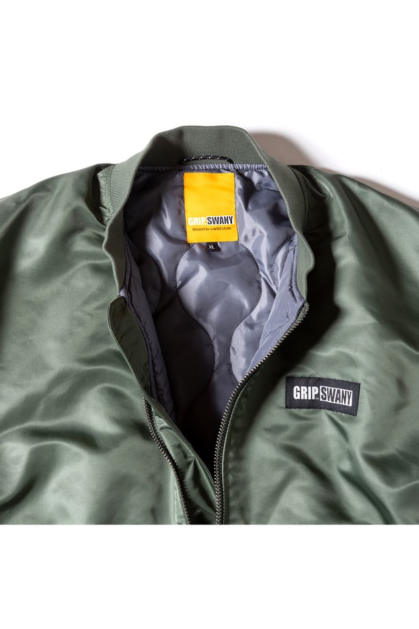 [GSMJ-057] 워터 리펠런트 플라이트 재킷 올리브는 캐주얼 및 워크웨어 스타일을 선호하는 남성 고객을 위한 아우터입니다. 봄, 가을 계절에 적합하며, 일상 및 여행룩에 활용하기 좋습니다. 넉넉한 두께감의 나일론 소재와 레귤러핏으로 제작되었으며, 발수 처리 기능이 있어 실용적입니다. 크롭 기장에 집업 여밈 방식, 허리 리브 디테일이 특징이며, 무지 디자인의 올리브 컬러가 밀리터리 무드를 더해줍니다. 긴 소매 기장의 플라이트 재킷으로, 다양한 스타일 연출이 가능합니다.
