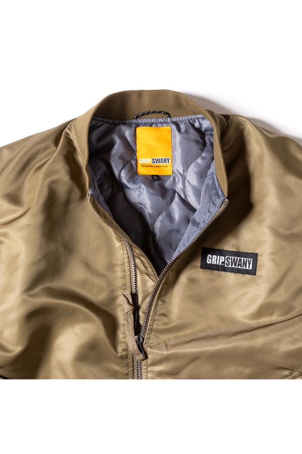 [GSMJ-057] 워터 리펠런트 플라이트 재킷 카키는 남성용 플라이트 재킷입니다. 봄, 가을 시즌에 적합하며, 캐주얼 및 미니멀 스타일을 연출할 수 있습니다. 무지 패턴의 레귤러핏으로, 허리 리브 디테일이 특징이며 발수 기능을 갖춘 나일론 소재의 긴소매 재킷입니다. 크롭 기장의 집업 스타일로, 부드러운 촉감을 선사합니다. 일상복으로 활용하기 좋은 아이템입니다.
