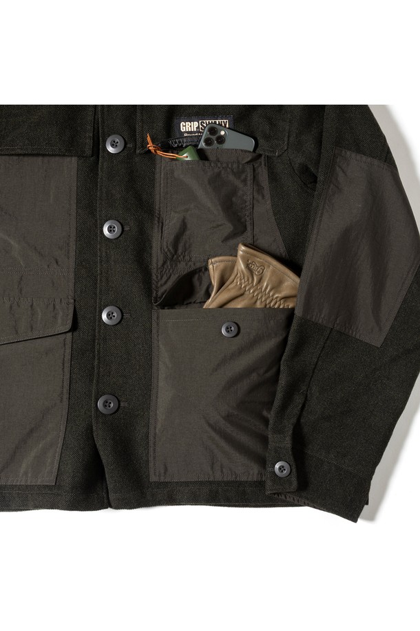 [GSMJ-058] 맥키노 재킷 블랙은 가을과 겨울, 출근룩에 어울리는 남성용 아우터입니다. 멜란지 패턴의 블랙 컬러 트위드 소재로 제작되었으며, 레귤러핏과 두꺼운 두께감으로 보온성을 높였습니다. 넉넉한 수납을 위한 대용량 패치 포켓과 레이어드 스타일링이 가능한 디자인이 특징입니다. 클래식, 캐주얼, 미니멀 스타일을 모두 아우르는 활용도 높은 맥키노 재킷입니다. 버튼 여밈 방식과 긴 소매 기장으로 편안함과 스타일을 동시에 제공합니다.
