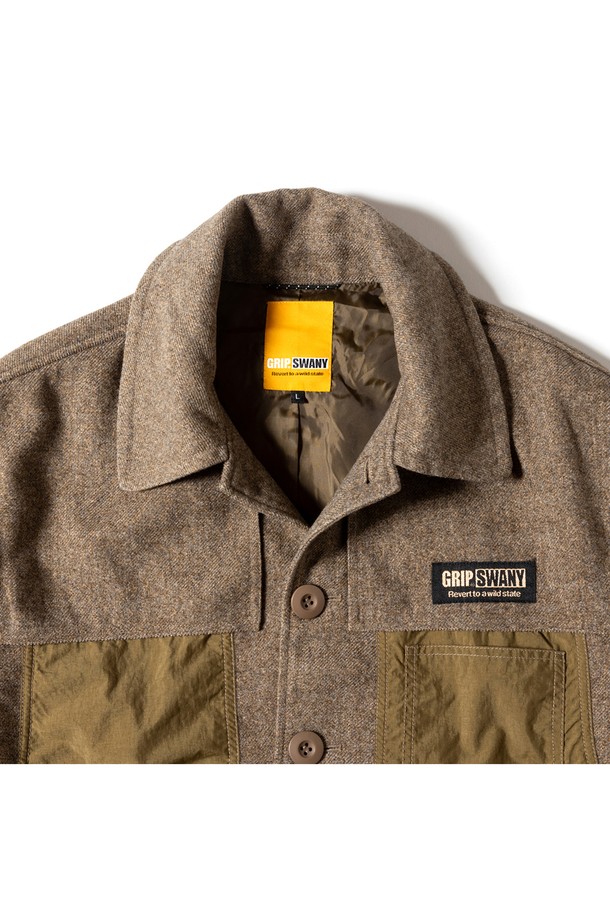 **[GSMJ-058] 맥키노 재킷 브라운**은 가을과 겨울, 일상과 출근룩, 모임룩에 모두 어울리는 남성용 아우터입니다. 멜란지 트위드 소재와 레귤러핏, 레귤러 기장으로 제작되었으며, 뻣뻣한 촉감과 두꺼운 두께감이 특징입니다. 버튼 여밈 방식에 긴 소매, 대용량 패치 포켓 디테일이 돋보이며, 레이어드하여 다양한 스타일 연출이 가능합니다. 캐주얼, 클래식, 워크웨어 스타일을 즐겨 입는 남성분들께 추천합니다.
