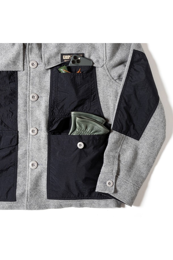 [GSMJ-058] 맥키노 재킷 그레이는 남성용 아우터로, 가을과 겨울에 착용하기 좋은 두꺼운 울 소재의 맥키노 코트입니다. 캐주얼, 클래식, 워크웨어 스타일을 아우르며, 멜란지 또는 트위드 패턴으로 제작되어 유틸리티한 무드를 연출합니다. 레귤러핏으로 편안하게 착용 가능하며, 넉넉한 사이즈의 대용량 패치 포켓이 특징입니다. 출근룩으로 활용하기 좋으며, 레이어드하여 다양한 스타일을 연출할 수 있습니다.
