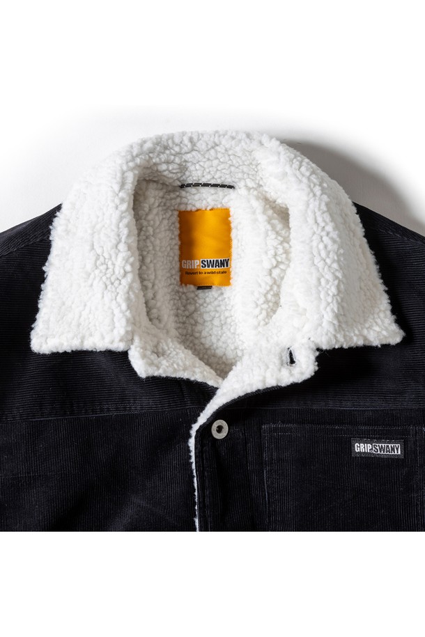 [GSMJ-059] 셔파 트러커 재킷 블랙은 캐주얼, 미니멀, 클래식 스타일을 아우르는 남녀 공용 아우터입니다. 부드러운 코듀로이 소재에 두꺼운 두께감으로 가을과 겨울철 따뜻하게 착용할 수 있으며, 안감은 보아 소재로 처리되었습니다. 숏 기장의 오버핏 디자인으로, 다양한 스타일의 레이어드가 가능하며, 무지 디자인과 블랙 컬러로 어떤 옷에도 쉽게 매치할 수 있습니다. 버튼 여밈 방식과 긴 소매 기장으로 편안함과 스타일을 동시에 잡았습니다.
