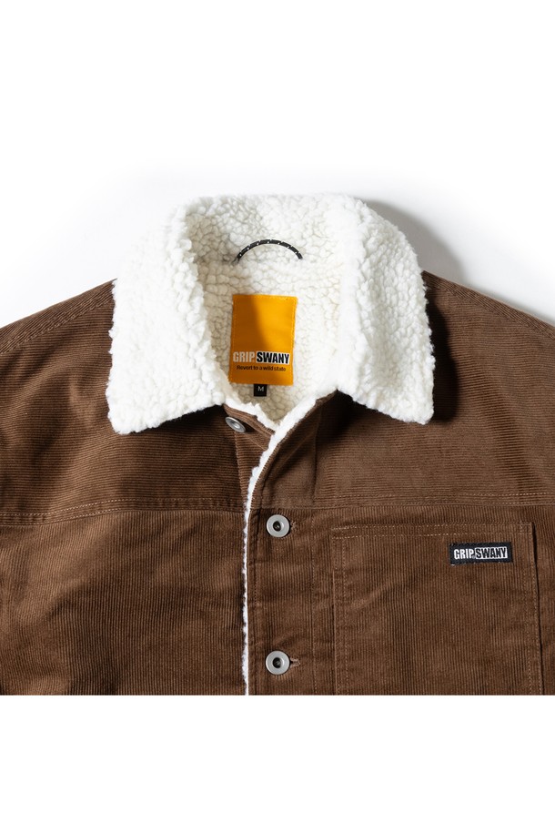 [GSMJ-059] SHERPA TRUCKER JACKET MOCHA는 남녀 모두 착용 가능한 오버핏 트러커 재킷입니다. 톤 다운된 모카 컬러의 코듀로이 소재로 제작되어 부드러운 촉감을 선사하며, 가을과 겨울에 따뜻하게 착용할 수 있습니다. 안감은 퍼(fur)로 되어 있어 보온성을 높였으며, 레이어드하여 다양한 스타일을 연출할 수 있습니다. 데이트룩, 출근룩 등 캐주얼, 클래식, 미니멀한 스타일에 모두 잘 어울립니다.

