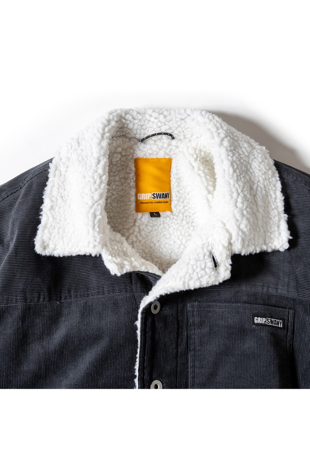 [GSMJ-059] 쉐르파 트러커 재킷 다크 그레이는 남녀 모두 착용 가능한 캐주얼 스타일의 아우터입니다. 가을과 겨울에 적합하며, 부드러운 코듀로이 소재에 두꺼운 두께감으로 보온성을 높였습니다. 숏 기장의 오버핏 디자인으로, 레이어드하여 다양한 스타일을 연출하기 용이합니다. 다크 그레이 컬러의 무지 디자인에 버튼 여밈 방식으로 클래식하고 미니멀한 매력을 더했습니다. 일상 및 출근룩에 활용하기 좋은 트러커 재킷입니다.
