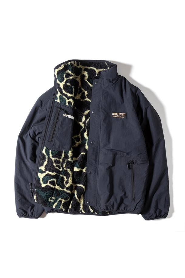 [GSMJ-060] 리버시블 재킷 4.0 블랙은 남성을 위한 아우터입니다. 가을과 겨울에 착용하기 적합하며, 두꺼운 두께감으로 보온성을 높였습니다. 
블랙 컬러의 레귤러핏 디자인으로, 밀리터리 및 캐주얼 스타일을 연출할 수 있습니다. 
나일론 소재의 발수 기능이 있어, 일상생활에서 실용적으로 활용 가능합니다. 
카모 패턴의 리버시블 스타일이며, 긴 소매와 집업 여밈 방식으로 편안하게 착용할 수 있습니다.
미니멀하고 캐주얼한 스타일을 선호하는 남성에게 적합한 아이템입니다.
