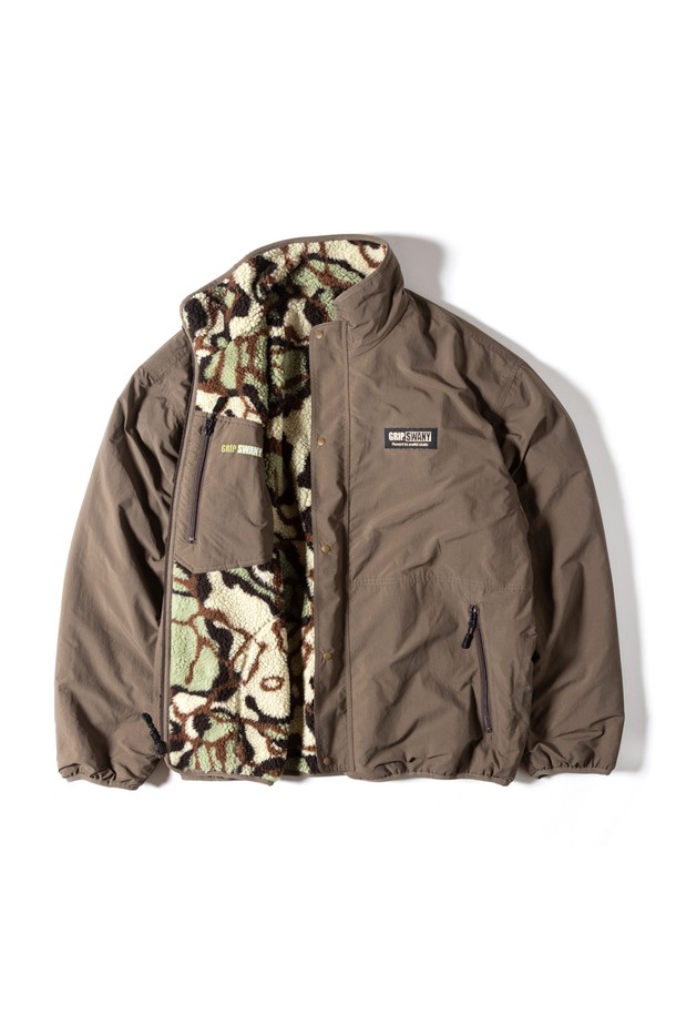 [GSMJ-060] 리버시블 재킷 4.0 브라운은 남성용 리버시블 자켓입니다. 가을과 겨울에 착용하기 좋으며, 밀리터리 및 캐주얼 스타일을 연출할 수 있습니다. 브라운 컬러의 카모 패턴 디자인에 레귤러핏으로 제작되었으며, 나일론 소재를 사용하여 두꺼운 두께감과 부드러운 촉감을 제공합니다. 발수 기능을 갖추고 있어 일상생활은 물론 여행룩과 캠핑룩에도 적합하며, 집업 여밈 방식과 긴 소매 기장으로 편안하게 착용할 수 있습니다.
