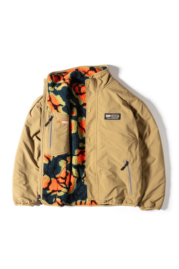 [GSMJ-060] 리버시블 재킷 4.0 베이지는 가을, 겨울 시즌 착용하기 좋은 아우터입니다. 베이지, 오렌지, 그린 세 가지 색상으로 출시되었으며, 밀리터리, 캐주얼 스타일을 모두 소화할 수 있습니다. 카모 패턴과 레귤러핏 디자인으로, 여행룩이나 캠핑룩, 고프코어 스타일을 연출하기 좋습니다. 두꺼운 두께감과 나일론, 보아 소재, 발수 기능으로 제작되어 실용성을 더했습니다. 집업 여밈 방식과 긴 소매 기장으로 편안하게 착용할 수 있는 리버시블 재킷입니다.
