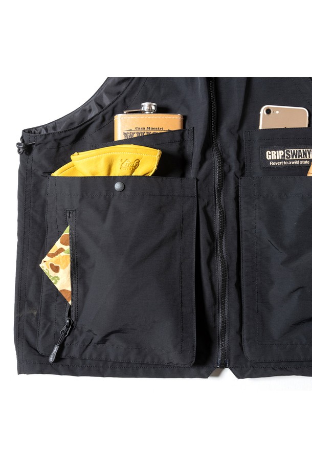 [GSMV-063] 기어 백 베스트 5.0 블랙은 아웃도어 활동과 일상에서 모두 활용 가능한 남성용 베스트입니다. 사계절 착용 가능하며, 밀리터리, 스포티 스타일을 연출할 수 있습니다. 레귤러 핏에 라운드넥 디자인으로, 뻣뻣한 촉감의 나일론, 폴리에스터 혼방 소재로 제작되었습니다. 다수의 수납공간과 지퍼 디테일, 2WAY 디자인, 토트백 변형 기능, 기어백 스타일을 갖춰 수납과 사이즈 조절이 용이합니다. 여행, 캠핑, 등산 등 다양한 TPO에 고프코어, 스포티, 워크웨어 스타일로 활용하기 좋습니다.
