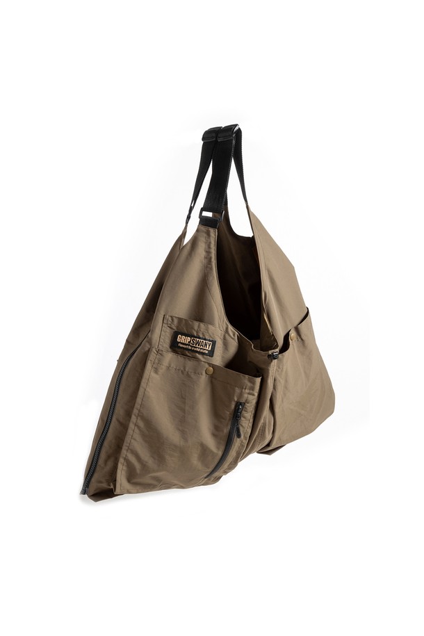 [GSMV-063] 기어 백 베스트 5.0 카키는 아웃도어 및 일상에서 활용하기 좋은 공용 베스트입니다. 봄, 가을에 적합하며, 밀리터리, 아웃도어 스타일을 연출할 수 있습니다. 60/40 크로스 소재를 사용하여 뻣뻣한 촉감을 주며, 백팩 수준의 수납력을 자랑합니다. 하단 지퍼를 열어 토트백으로 변형하여 2WAY 사용이 가능합니다. 여행, 캠핑, 등산 등 다양한 TPO(Time, Place, Occasion)에 고프코어, 캐주얼, 워크웨어 스타일로 연출해 보세요.
