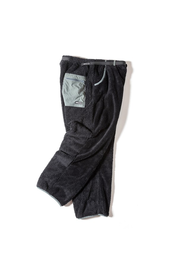 [GSMCP-064] CORAL FLEECE PANTS BLACK은 겨울철 따뜻함을 책임지는 블랙 컬러의 코랄 플리스 팬츠입니다. 부드러운 촉감과 푹신한 착용감으로 편안함을 선사하며, 일상 및 방한용으로 활용하기 좋습니다. 밴딩 처리로 활동성을 높였으며, 레귤러핏 디자인으로 캐주얼한 스타일을 연출합니다. 두꺼운 두께감의 플리스 소재로 보온성을 극대화하여 추운 날씨에도 따뜻하게 입을 수 있습니다. 세탁 시에는 세탁망 사용 및 찬물 세탁을 권장하며, 건조기 사용은 피해주세요.
