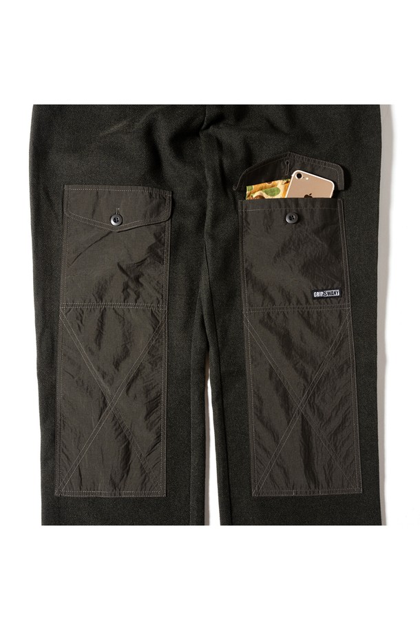 [GSMP-066] 울 라이크 필드 팬츠 카키는 남성용 바지로, 가을과 겨울에 착용하기 좋은 긴 기장의 필드 팬츠입니다. 울 소재를 사용하여 부드러운 촉감과 두꺼운 두께감을 제공하며, 레귤러 핏으로 편안하게 착용할 수 있습니다. 밀리터리 및 워크웨어 스타일을 기반으로 하여 출근룩과 비즈니스 캐주얼, 클래식, 워크웨어, 미니멀 스타일에도 잘 어울립니다. 카키 색상의 무지 디자인에 무릎 보강과 포켓 디테일, 멜란지 원단으로 포인트를 더했습니다.
