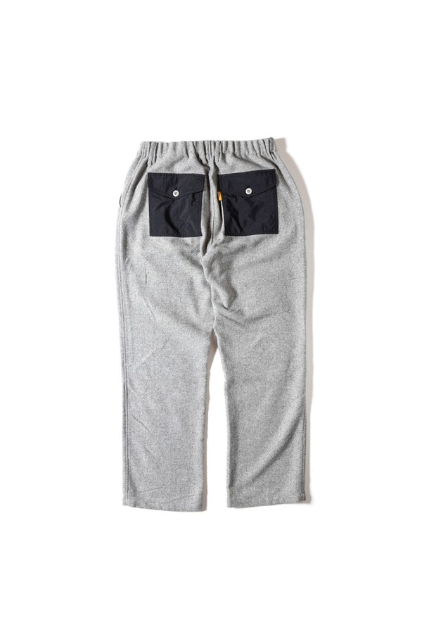 [GSMP-066] 울 라이크 필드 팬츠 그레이는 가을, 겨울 시즌에 어울리는 남성용 필드 팬츠입니다. 멜란지 패턴의 울 라이크 소재를 사용하여 부드러운 촉감과 트위드 느낌을 살렸으며, 레귤러 핏으로 편안하게 착용 가능합니다. 일상 및 아웃도어 활동 모두에 적합하며, 무릎 보강과 포켓 디테일로 실용성을 더했습니다. 워크웨어와 밀리터리 스타일을 결합하여 클래식하면서도 미니멀한 무드를 연출하며, 출근룩으로도 활용하기 좋습니다. 관리 또한 용이합니다.
