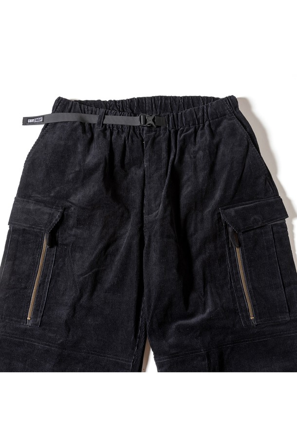 [GSMP-067] 코듀로이 부쉬 팬츠 블랙은 밀리터리 스타일과 캐주얼 무드를 동시에 느낄 수 있는 남성용 긴바지입니다. 가을과 겨울에 적합한 두꺼운 두께의 코듀로이와 면 혼방 소재로 제작되어 따뜻하고 편안한 착용감을 제공합니다. 루즈핏으로 활동성을 높였으며, 밀리터리 스타일 포켓 디테일과 밑단 스트링으로 포인트를 더했습니다. 허리 부분은 스핀들 테이프와 당김 손잡이로 조절 가능하며, 캠핑룩이나 워크웨어 스타일 연출에 활용하기 좋습니다. 블랙 컬러의 무지 디자인으로 다양한 상의와 손쉽게 매치할 수 있습니다.
