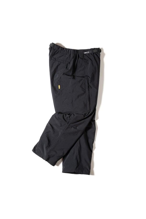 [GSMP-070] 브러쉬드 메쉬 라이닝 필드 팬츠 블랙은 남성용 필드 팬츠로, 가을과 겨울에 착용하기 좋습니다. MACLOWLY® 소재를 사용하여 내구성이 뛰어나며, 발수 및 보온 기능을 제공합니다. 와이드핏에 두꺼운 두께감으로 제작되었으며, 기모 메쉬 안감으로 편안한 착용감을 선사합니다. 무릎 액션 프리츠 디자인과 주름이 잘 생기지 않는 특징으로 활동성과 관리가 용이합니다. 등산룩, 캠핑룩, 고프코어 및 스포티, 워크웨어 스타일을 즐기는 분들께 추천합니다.
