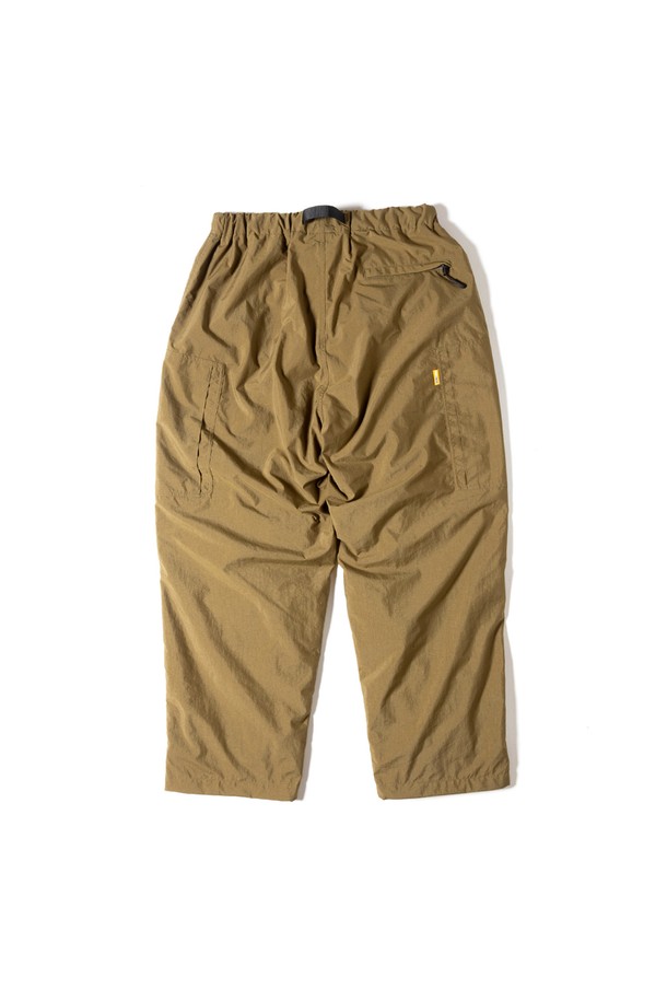 [GSMP-070] 브러쉬드 메쉬 라이닝 필드 팬츠 코요테는 남성용 필드 팬츠로, 가을과 겨울에 적합한 두꺼운 두께감과 보온성을 제공합니다. 발수 기능과 톤온톤 무지의 코요테 컬러가 특징이며, 밀리터리 및 아웃도어 스타일을 연출합니다. MACLOWLY® 소재를 사용하여 내구성을 높였으며, 무릎 액션 프리츠 디테일로 활동성을 더했습니다. 와이드핏으로 편안함을 강조하며, 기모 메쉬 안감으로 부드러운 착용감을 선사합니다. 캠핑룩, 등산룩, 여행룩, 고프코어 및 워크웨어 스타일을 즐기는 분들께 추천합니다.
