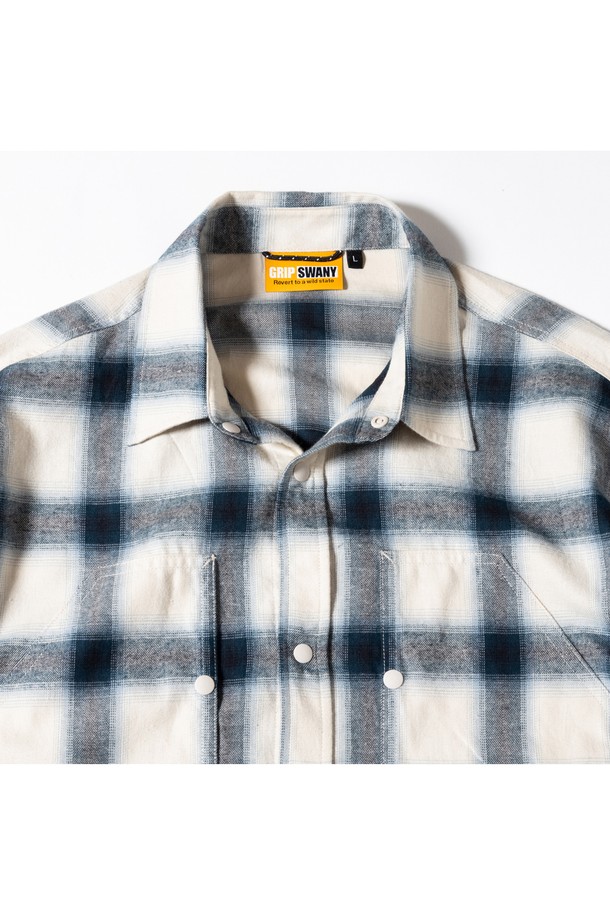 [GSMSH-071] 브러쉬드 체크 셔츠 블루는 남성용 셔츠로, 가을, 겨울 시즌에 어울리는 캐주얼 스타일의 긴소매 셔츠입니다. 부드러운 기모 플란넬 소재로 제작되어 포근한 착용감을 선사하며, 레귤러 핏으로 편안하게 착용할 수 있습니다. 블루와 화이트 컬러의 체크 패턴이 돋보이며, 가슴 부분의 패치 포켓이 디자인 포인트를 더합니다. 카라 디자인과 두꺼운 두께감으로 보온성을 높여 일상복으로 활용하기 좋습니다.
