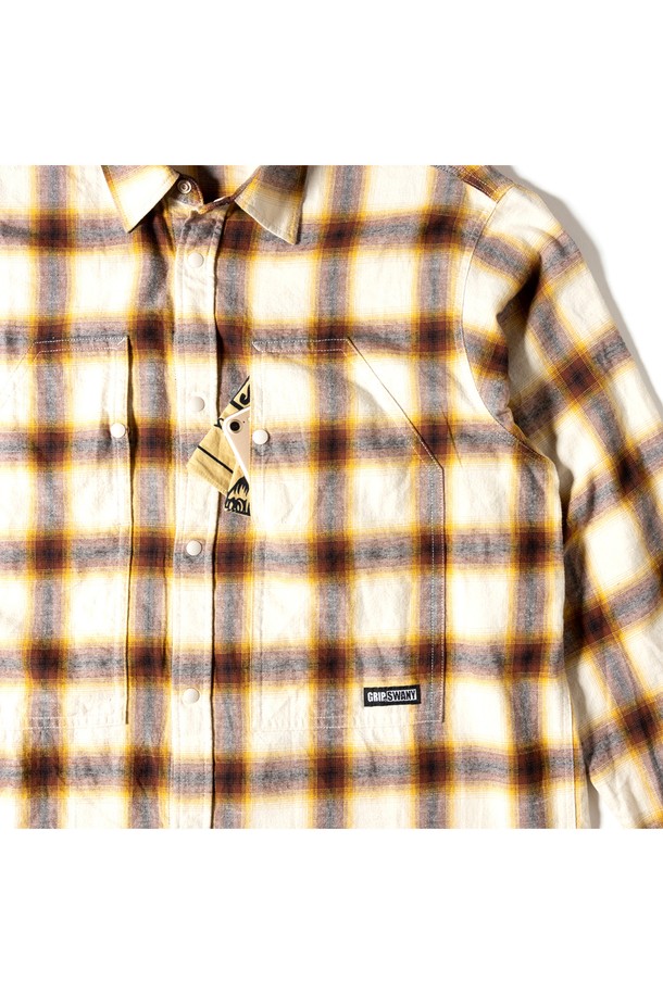 [GSMSH-071] 브러시드 체크 셔츠 브라운은 부드러운 기모 플란넬 소재로 제작되어 가을, 겨울 시즌에 따뜻하게 착용할 수 있습니다. 톤 다운된 브라운 컬러의 체크 패턴이 캐주얼하면서도 클래식한 분위기를 연출합니다. 레귤러핏으로 편안한 착용감을 제공하며, 긴 소매와 카라 디자인으로 깔끔한 실루엣을 완성합니다. 가슴 부분의 패치 포켓 디테일이 실용성을 더하며, 출근룩 또는 비즈니스 캐주얼 스타일에도 활용하기 좋습니다. 부드러운 촉감의 두꺼운 두께감으로 포근함을 느낄 수 있습니다.
