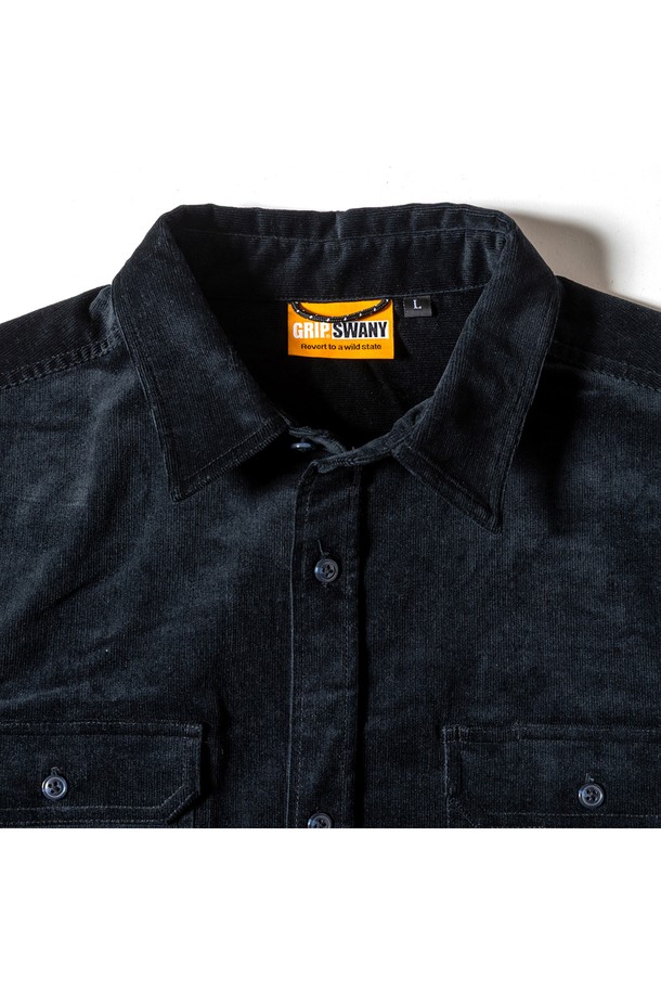 [GSMSH-072] 코듀로이 스트레치 필드 셔츠 블랙은 가을, 겨울철 남성분들을 위한 차이나칼라 디자인의 필드 셔츠입니다. 부드러운 촉감의 코듀로이 소재에 신축성을 더하여 편안한 착용감을 선사하며, 레귤러 핏과 넉넉한 기장으로 제작되었습니다. 워크웨어와 캐주얼 스타일 모두 소화 가능하며, 출근룩과 모임룩으로 활용하기 좋습니다. 블랙 컬러의 무지 디자인에 패치 포켓 디테일이 더해져 실용성을 높였습니다. 
