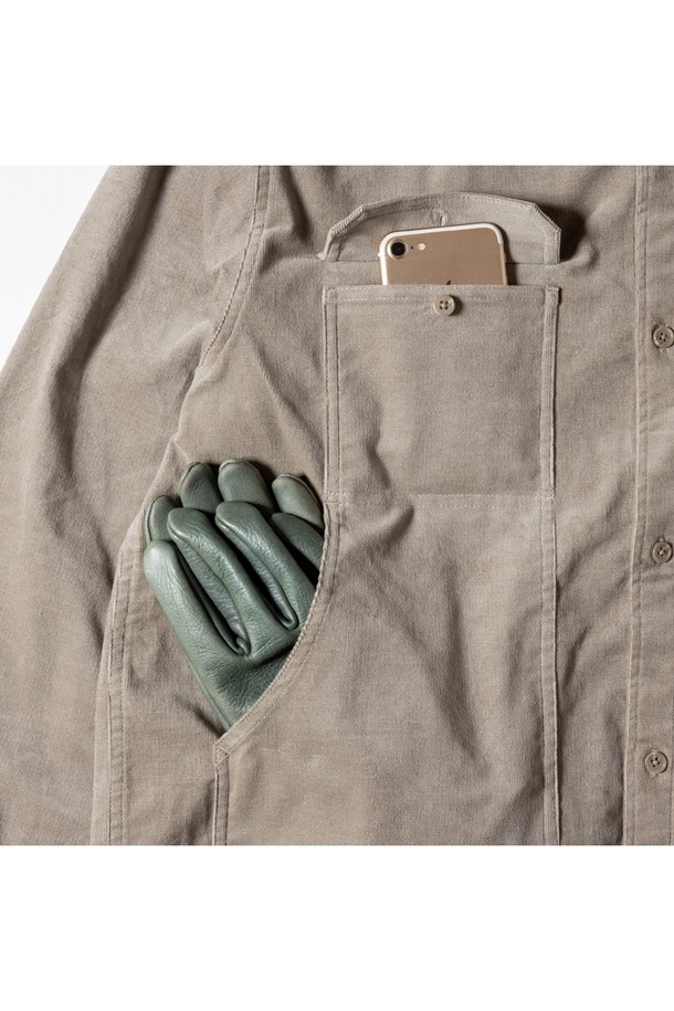 GSMSH-072 코듀로이 스트레치 필드 셔츠 베이지는 가을, 겨울 시즌 남성들을 위한 필드 셔츠입니다. 부드러운 촉감의 두꺼운 코듀로이 소재로 제작되어 보온성과 신축성을 제공하며, 일상과 워크웨어 스타일 모두 소화 가능합니다. 차이나칼라와 레귤러핏 디자인, 그리고 넉넉한 수납을 위한 대용량 패치 포켓 디테일이 특징입니다. 캐주얼, 워크웨어, 클래식 스타일을 아우르며 출근룩, 캠핑룩 등 다양한 TPO에 활용하기 좋습니다. 베이지 컬러의 무지 디자인으로 어떤 스타일에도 쉽게 매치할 수 있습니다.
