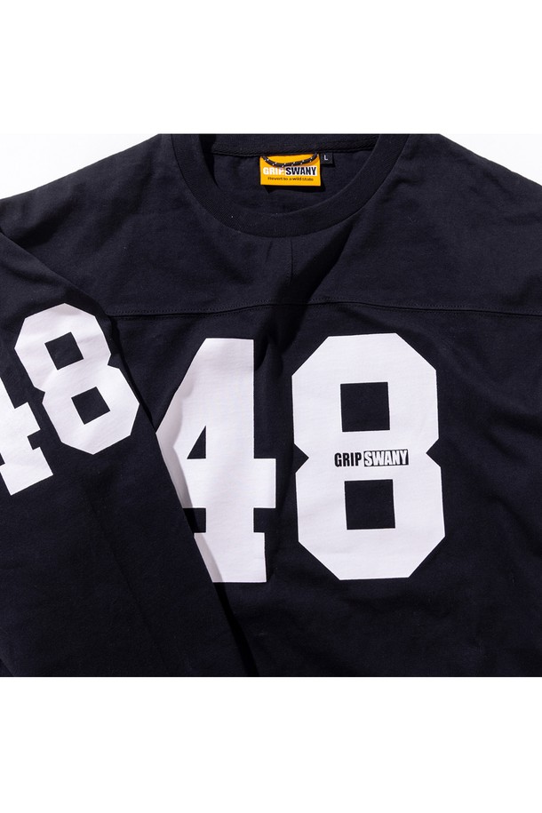 [GSMCT-073] 풋볼 티셔츠 블랙은 스포티함과 캐주얼함을 동시에 담아낸, 남녀 공용 풋볼 티셔츠입니다. 8온스 오픈엔드 텐지르 소재로 제작되어 부드러운 촉감을 선사하며, 레귤러핏으로 편안한 착용감을 제공합니다. 봄, 여름, 가을 시즌에 활용하기 좋으며, 피트니스룩 또는 캠핑룩 등 다양한 TPO에 매치하기 좋습니다. 앞뒤 소매 넘버링 프린트 디테일이 돋보이는 디자인으로, 캐주얼, 미니멀 스타일을 즐겨 입는 분들께 추천합니다. 라운드넥과 긴소매 기장으로, 데일리룩으로도 활용하기 좋습니다.
