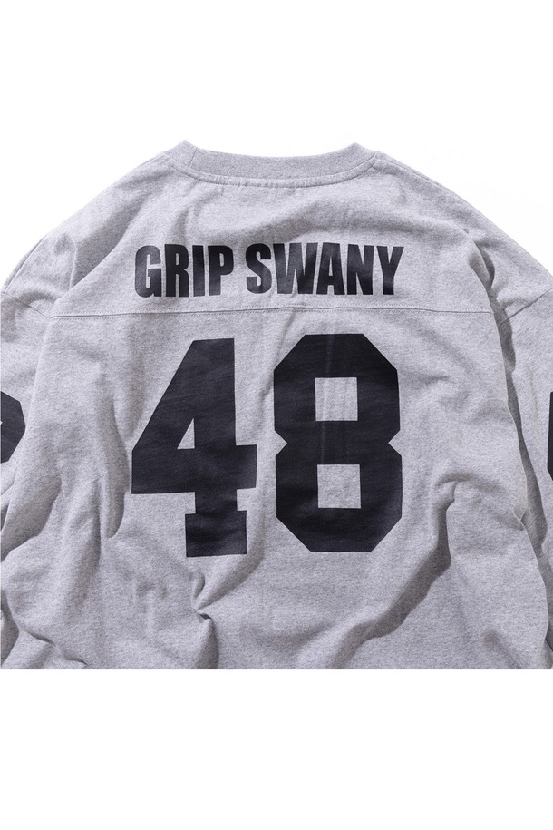 [GSMCT-073] 풋볼 티셔츠 헤더 그레이는 8온스 오픈엔드 텐지르 면 소재로 제작되어 부드러운 촉감을 자랑하는 긴 소매 티셔츠입니다. 레귤러핏으로 편안하게 착용 가능하며, 라운드 넥 디자인으로 깔끔한 인상을 줍니다. 헤더 그레이 컬러에 앞뒤 소매 넘버링 프린팅으로 스포티하고 캐주얼한 스타일을 연출합니다. 일상, 산책, 캠핑 등 다양한 TPO에 활용 가능한 실용적인 아이템입니다. 봄, 여름, 가을 시즌에 활용하기 좋은 두께감의 레귤러 기장 티셔츠입니다.
