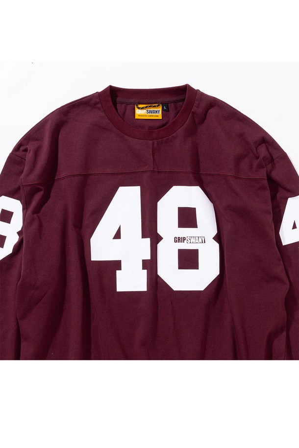 **[GSMCT-073] 풋볼 티셔츠 버건디**는 스포티한 스타일과 캐주얼한 분위기를 동시에 연출하는 긴소매 티셔츠입니다. 8온스 오픈엔드 텐지르 면 소재로 제작되어 부드러운 촉감을 선사하며, 두꺼운 두께감으로 따뜻하게 착용할 수 있습니다. 라운드넥 디자인에 앞뒤 소매 넘버링 프린팅으로 포인트를 더했으며, 버건디 컬러가 매력적인 제품입니다. 스포츠 활동은 물론, 일상에서도 편안하게 즐길 수 있는 아이템입니다.
